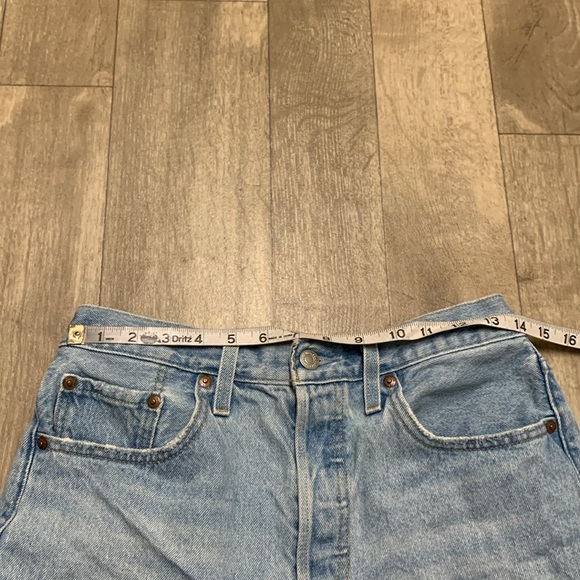 Womens Levi’s 501 Distressed Button Fly Light‎ Washed Frayed Short Shorts - Picture 3 of 8